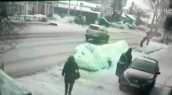 В Омске насмерть сбили женщину на тротуаре