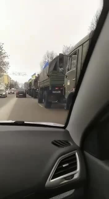 В центре Твери заметили военную технику с украинскими флагами. Откуда она?