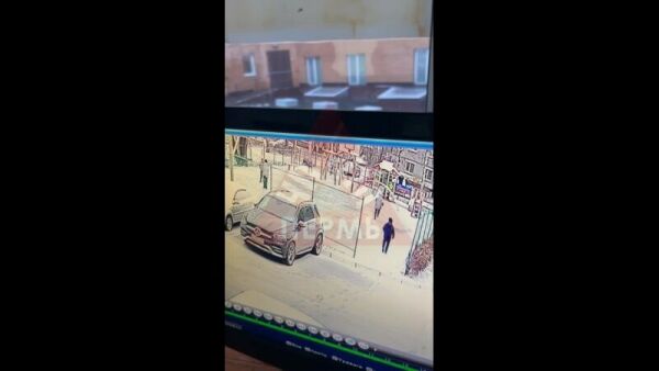 Глава СК РФ потребовал доклад о происходящем на этом видео: женщина напала на ребенка