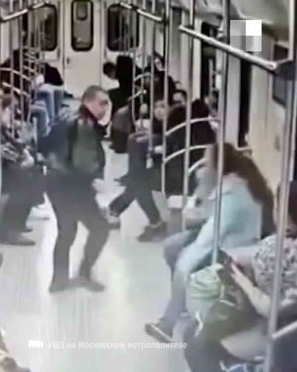 50-летняя москвичка напала с ножом на пассажирку московского метро