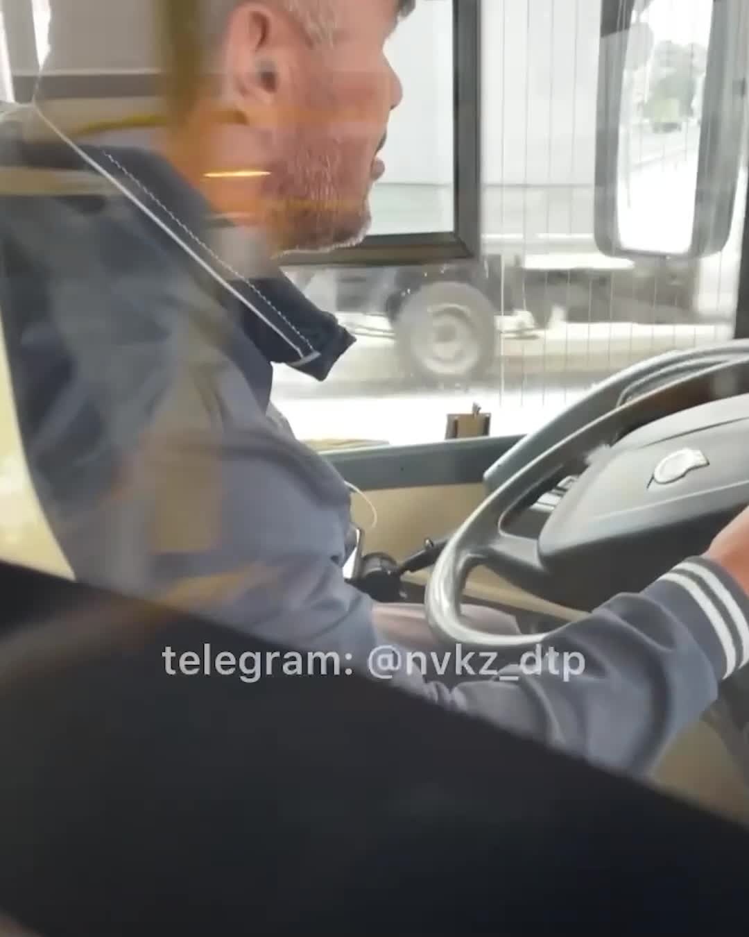 Мигрант — водитель автобуса в Новокузнецке смотрел порно за рулем - 9 ноября 2023 - НГС