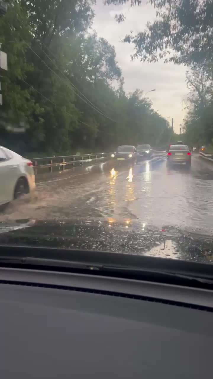 Москву и Подмосковье накрыл мощный ливень и затопило улицы: фото и видео  последствий непогоды и грозы со штормом - 31 мая 2024 - МСК1.ру