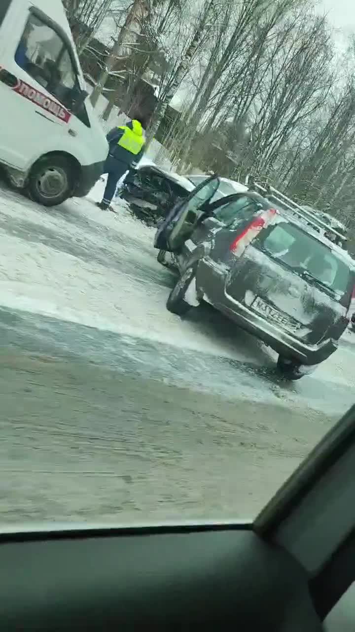 В Кузьмоловском столкнулись две легковушки, женщина-водитель получила  травмы — Мегаполис