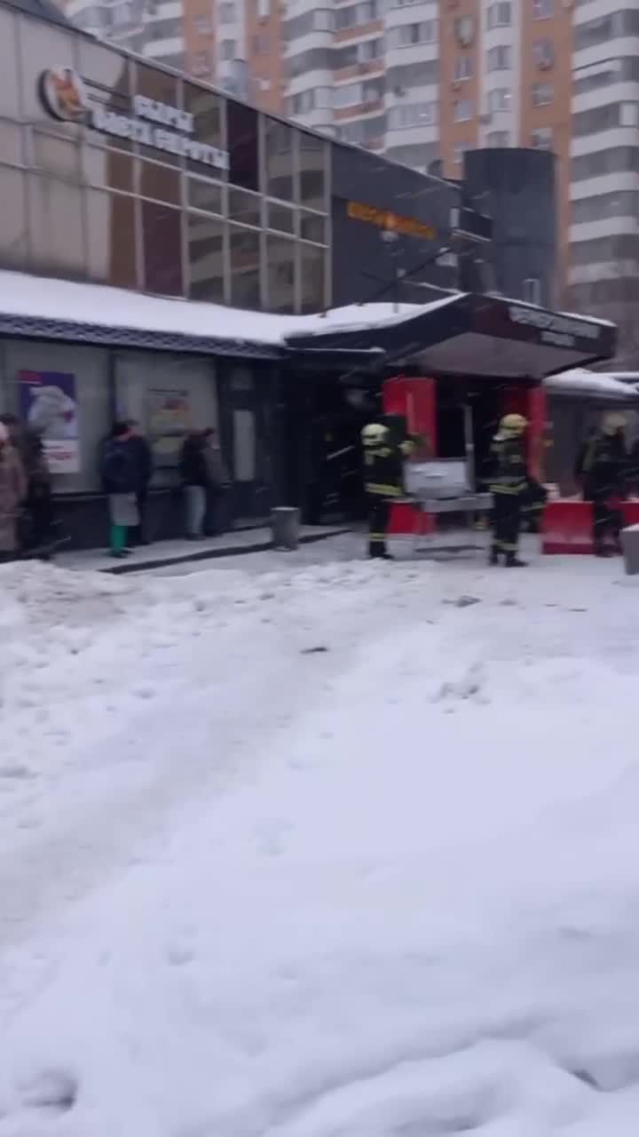 В ТЦ «Фермерский рынок Отрадное» на северо-востоке Москвы вспыхнул пожар:  подробности, что известно о ЧП в районе Отрадное на улице Декабристов,  фото, видео, официальная информация - 13 февраля 2024 - МСК1.ру