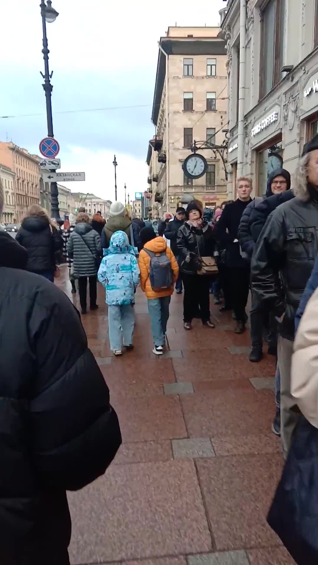 Петербуржцы стояли в длинной очереди на Невском, чтобы попасть в  обновленный Дом книги — Мегаполис