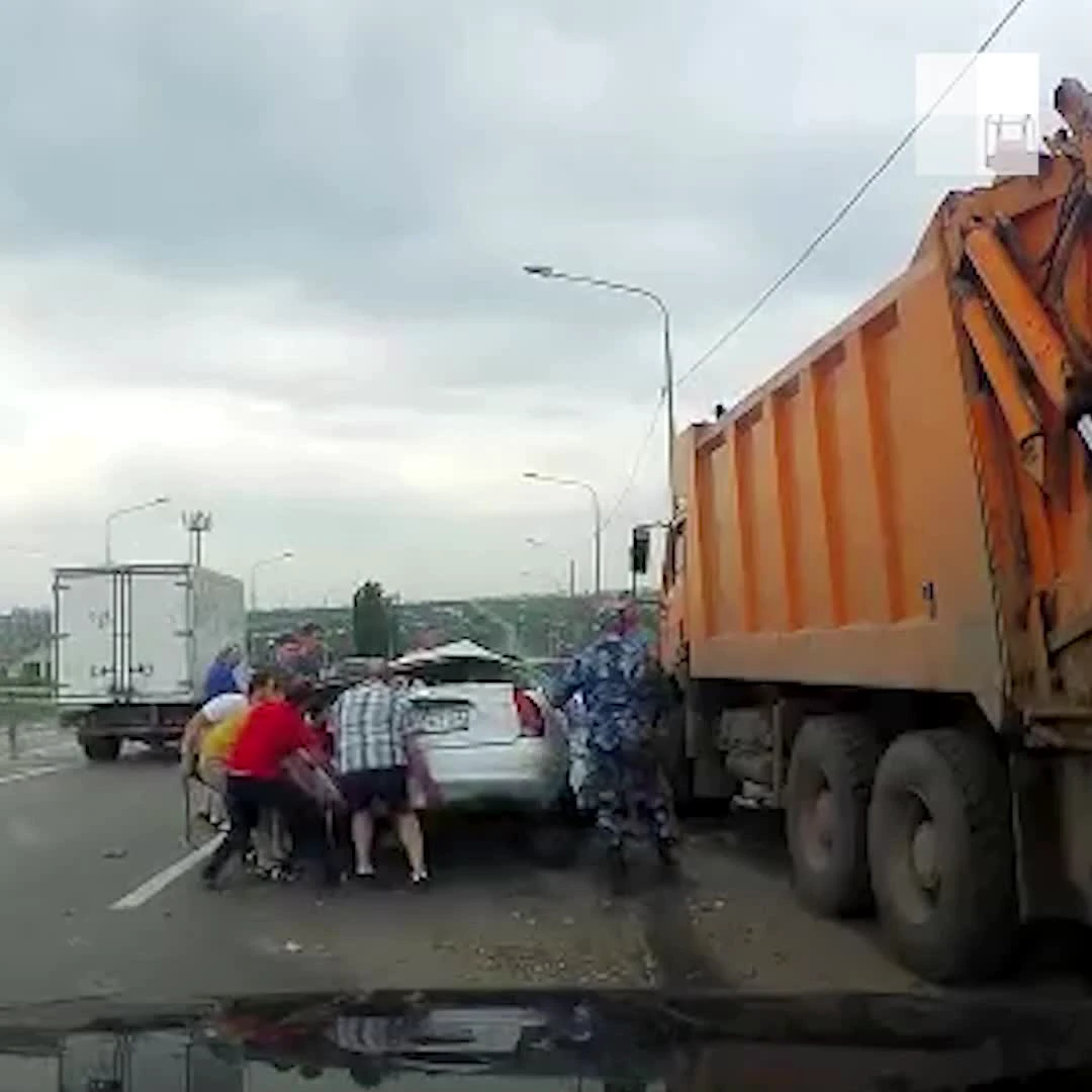 Мальчишка был еще жив»: видео с места страшного ДТП на Третьей Продольной -  17 июня 2021 - V1.ру