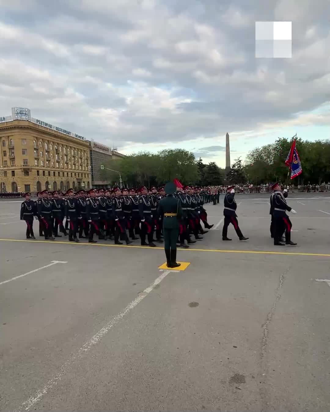 В Волгограде прошла первая репетиция парада Победы — смотрим видео - 2 мая  2024 - V1.ру