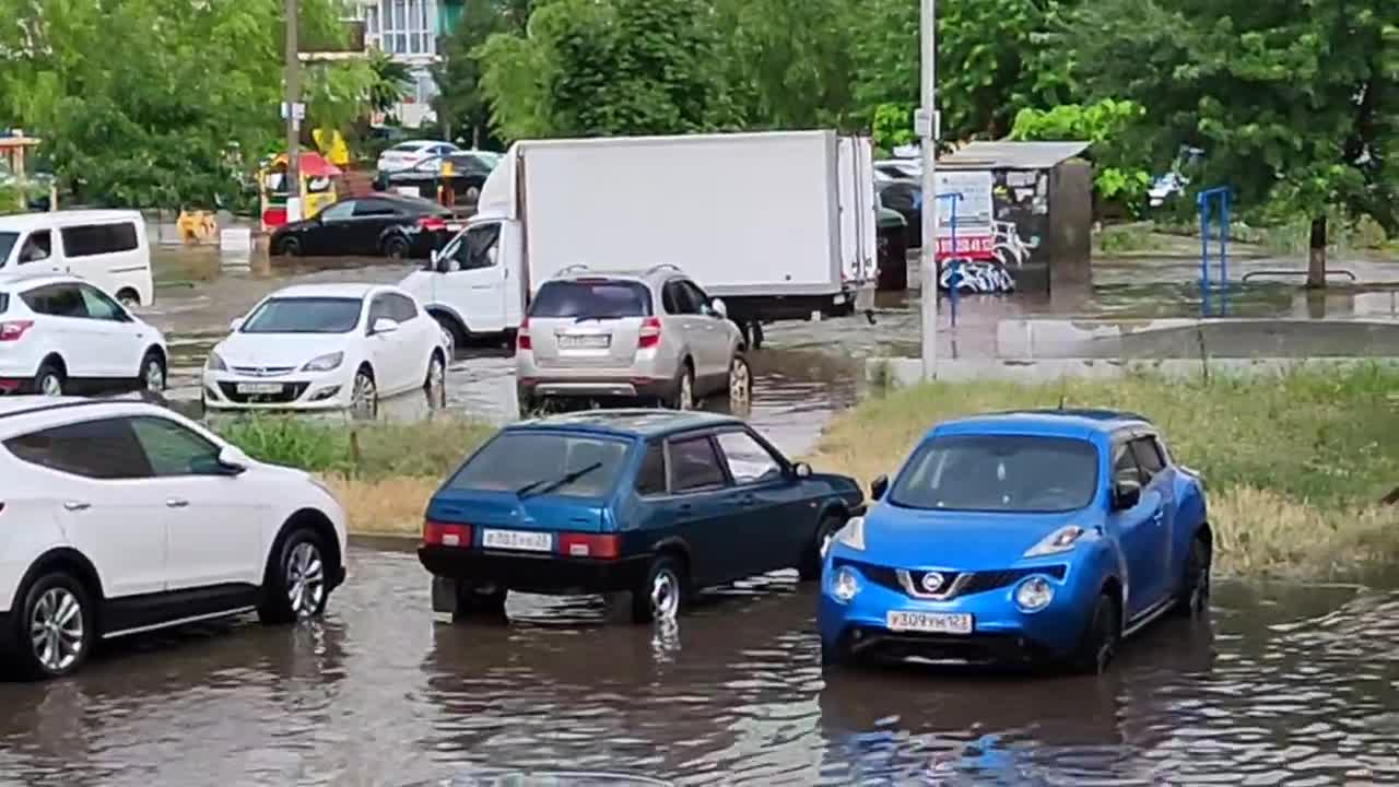 Улицы Краснодара затопило после ливней. Подборка фото и видео 22 июля 2022  г. - 22 июля 2022 - 93.ру