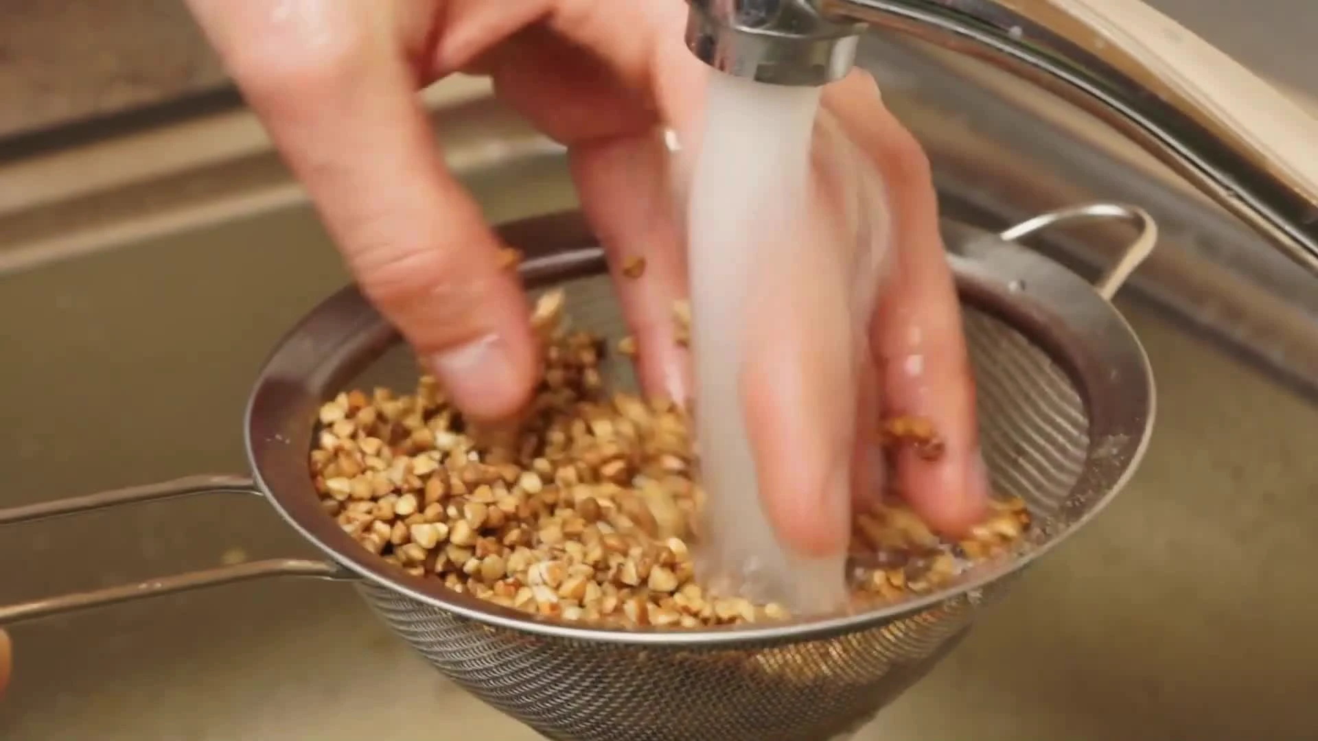 Как правильно приготовить гречневую кашу в кастрюле на воде: лучший рецепт