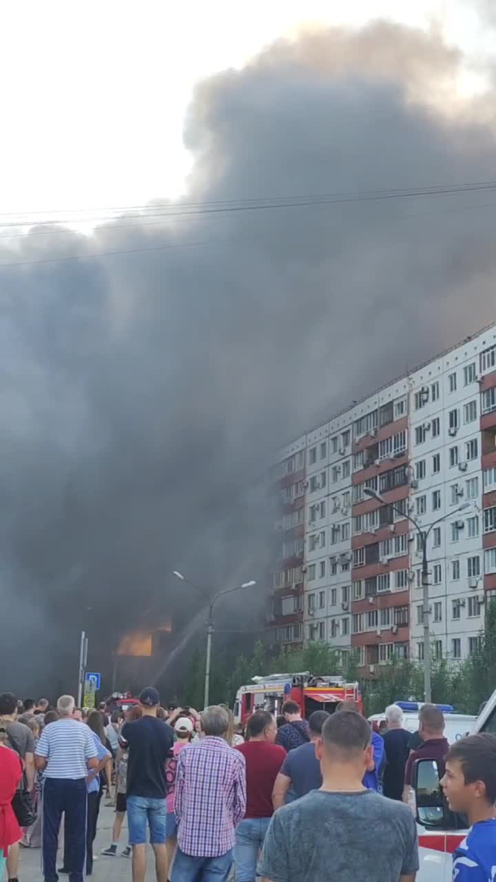 В Волжском пожар уничтожает рынок и девятиэтажку. Эвакуированы 150 человек  28 августа 2022 г. - 28 августа 2022 - 74.ру