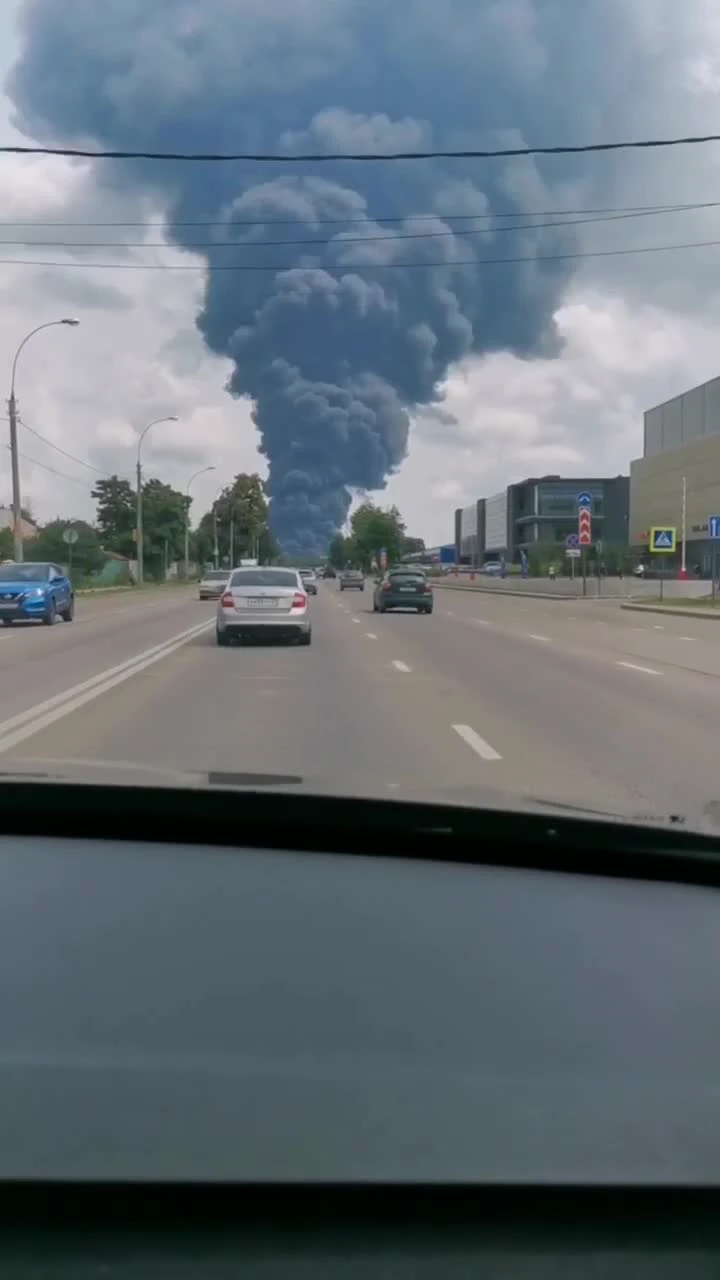 Огромный столб черного дыма накрыл город. В Воронеже горит нефтебаза |  STARHIT