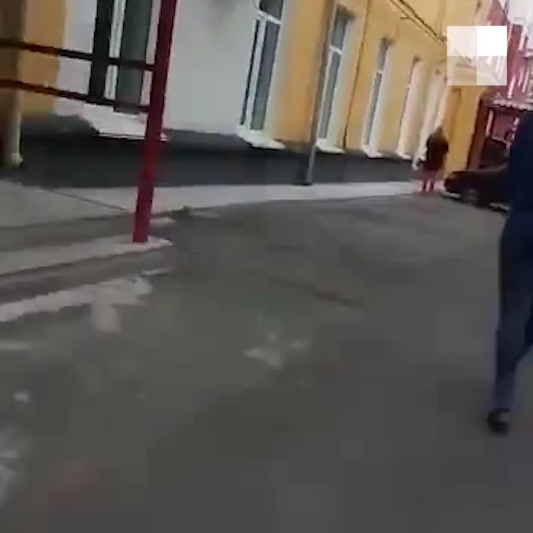 В Первоуральске мужчина сорвался с крыши дома 13 июля 2021 года - 13 июля  2021 - e1.ru