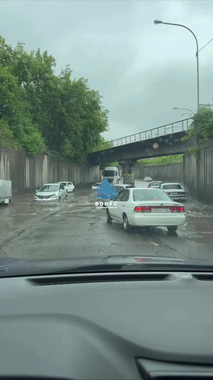 Когда перестанет лить? Дороги Красноярска ушли под воду после сильного  ливня - 18 июня 2024 - НГС24.ру