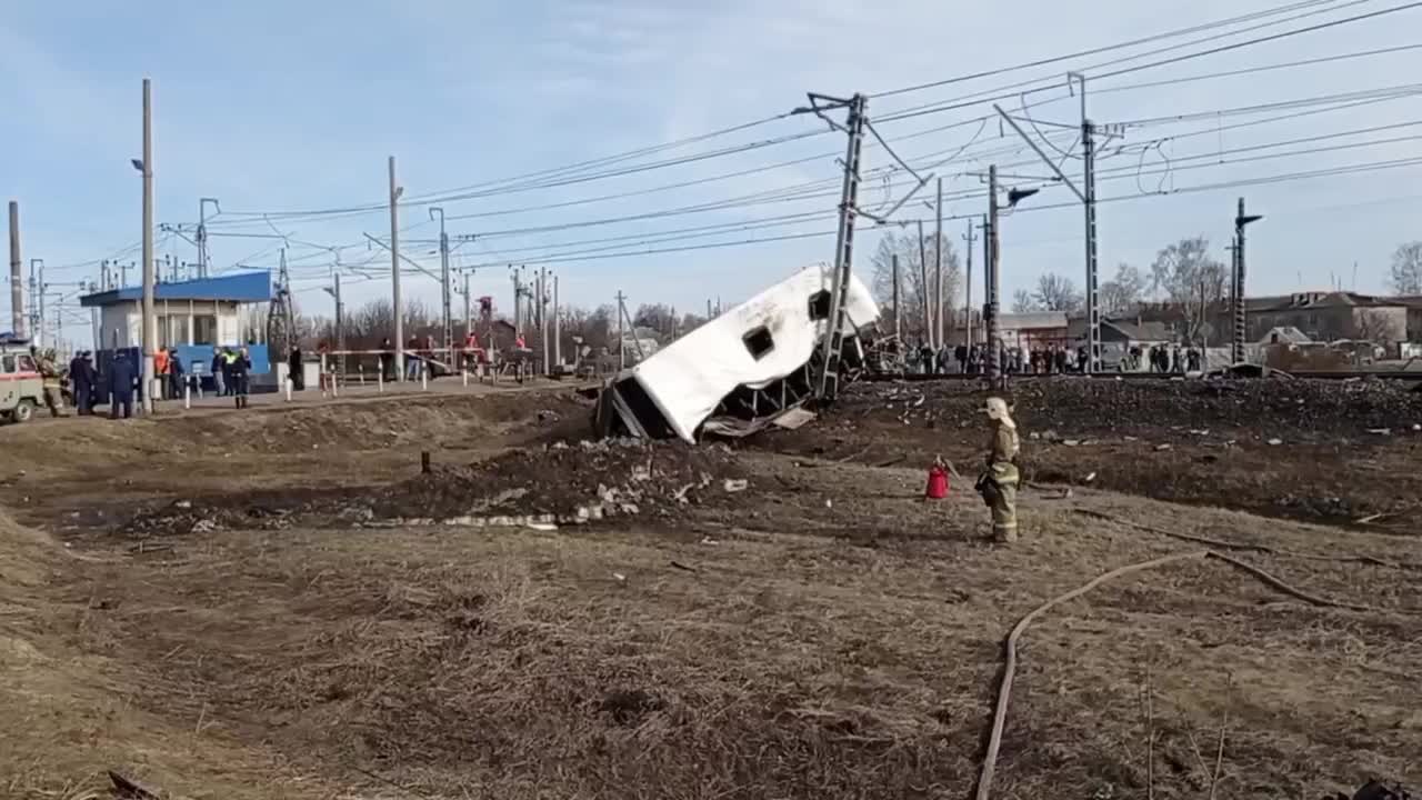 Поезд из Архангельска столкнулся с автобусом в Ярославской области: видео -  1 апреля 2024 - 29.ру