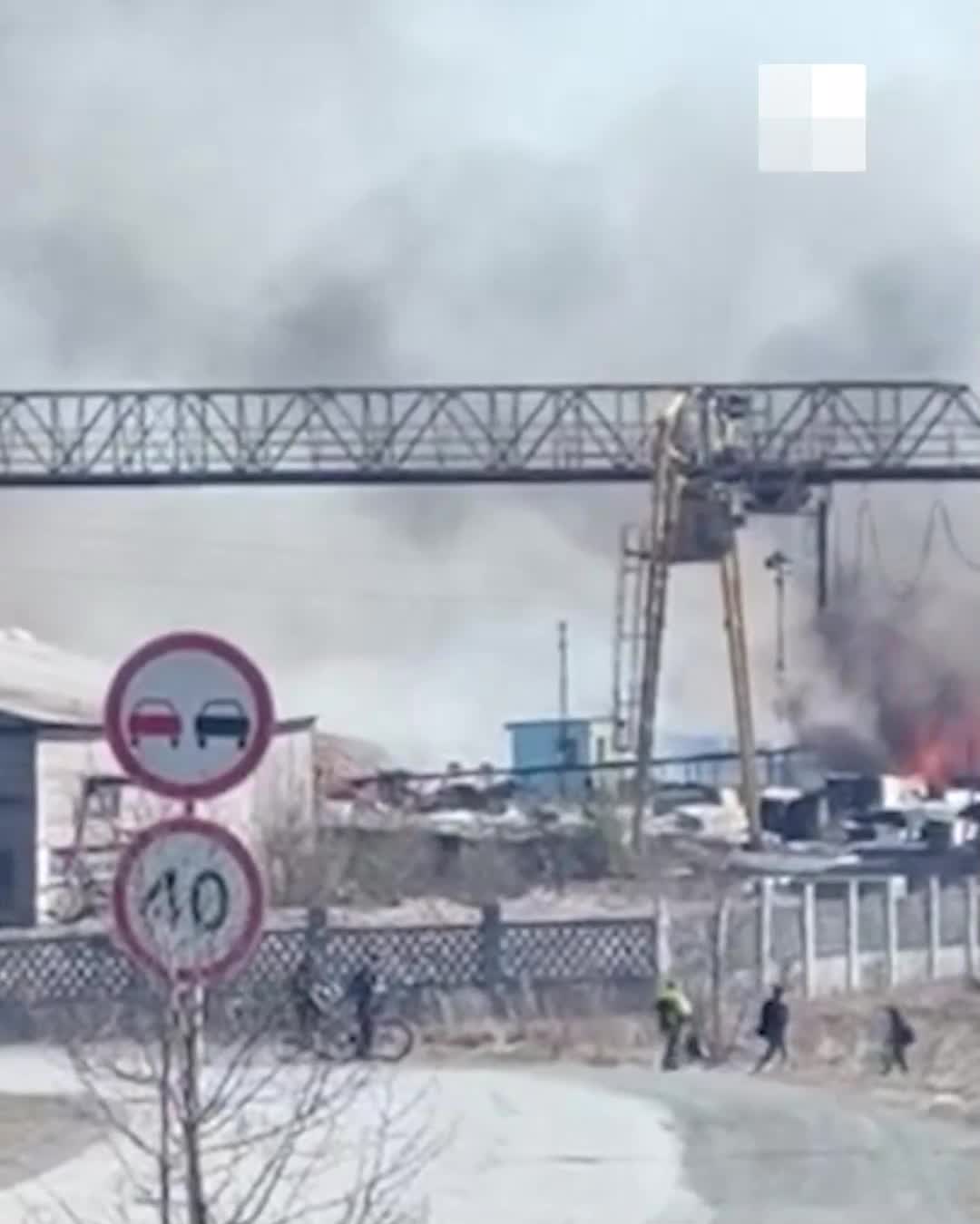 В поселке Прогресс под Первоуральском вспыхнул крупный пожар, там горит  пилорама - 25 апреля 2023 - Е1.ру