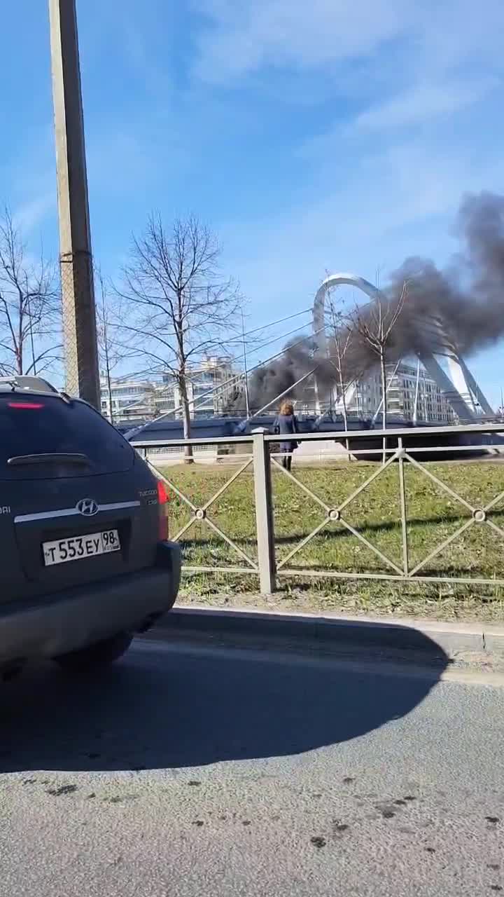 Рено» полностью выгорел на Лазаревском мосту — Мегаполис