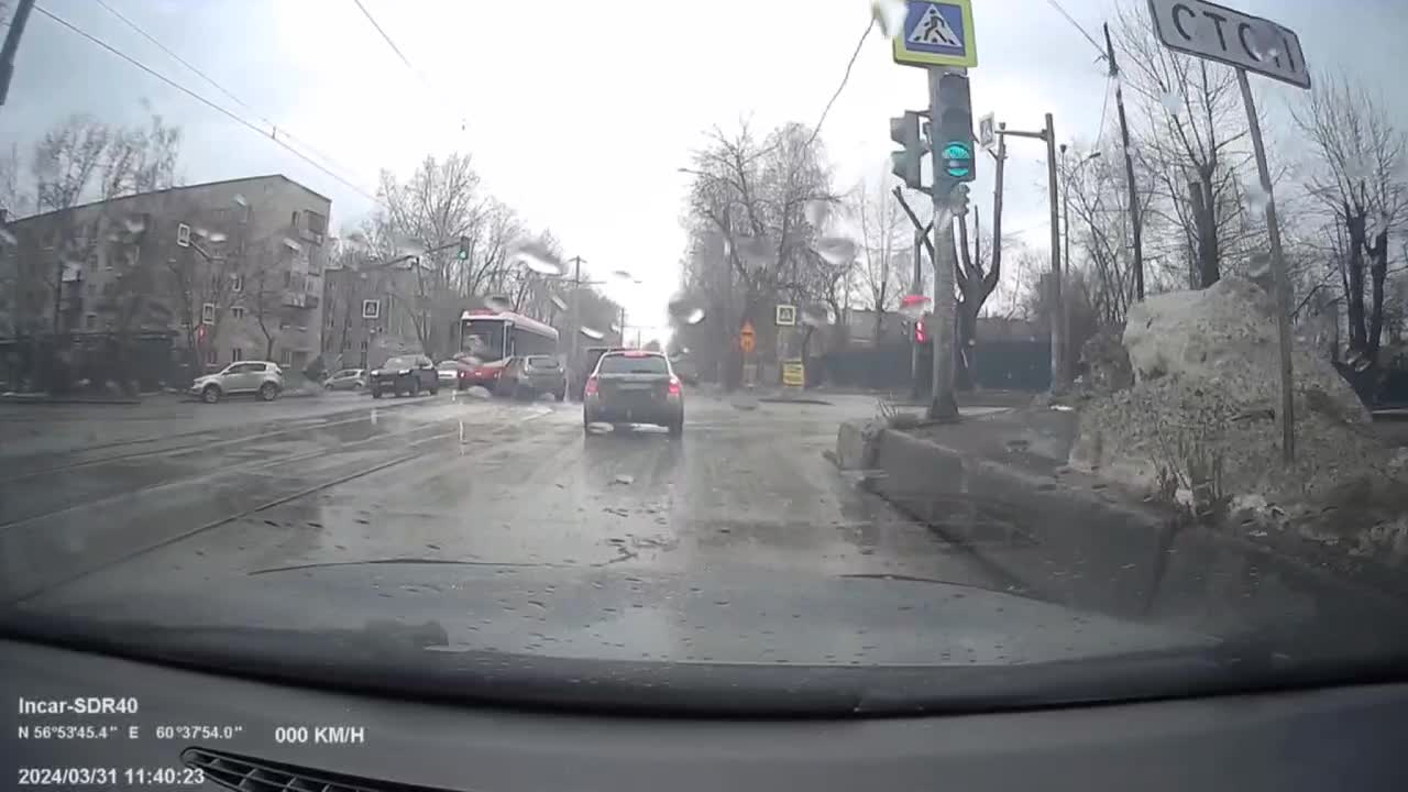 На Эльмаше один водитель снес другого — и они вместе врезались в трамвай -  31 марта 2024 - Е1.ру