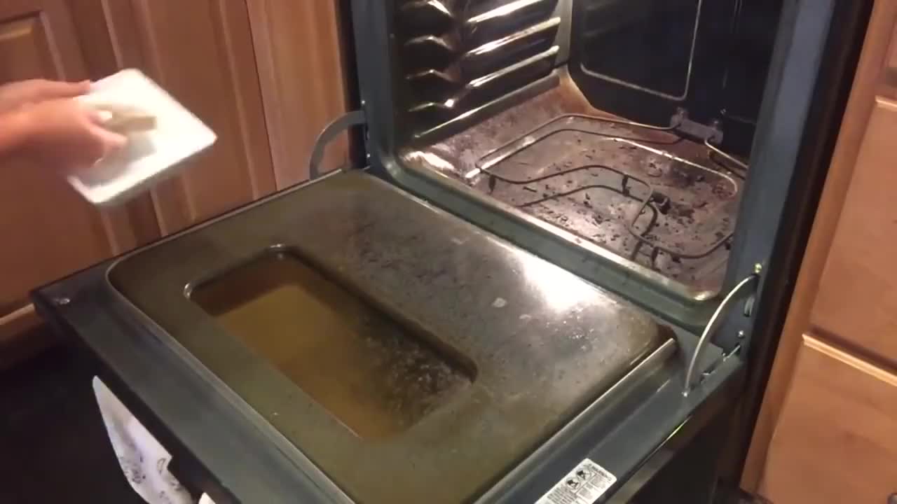 Чем отмыть духовку от старого пригоревшего