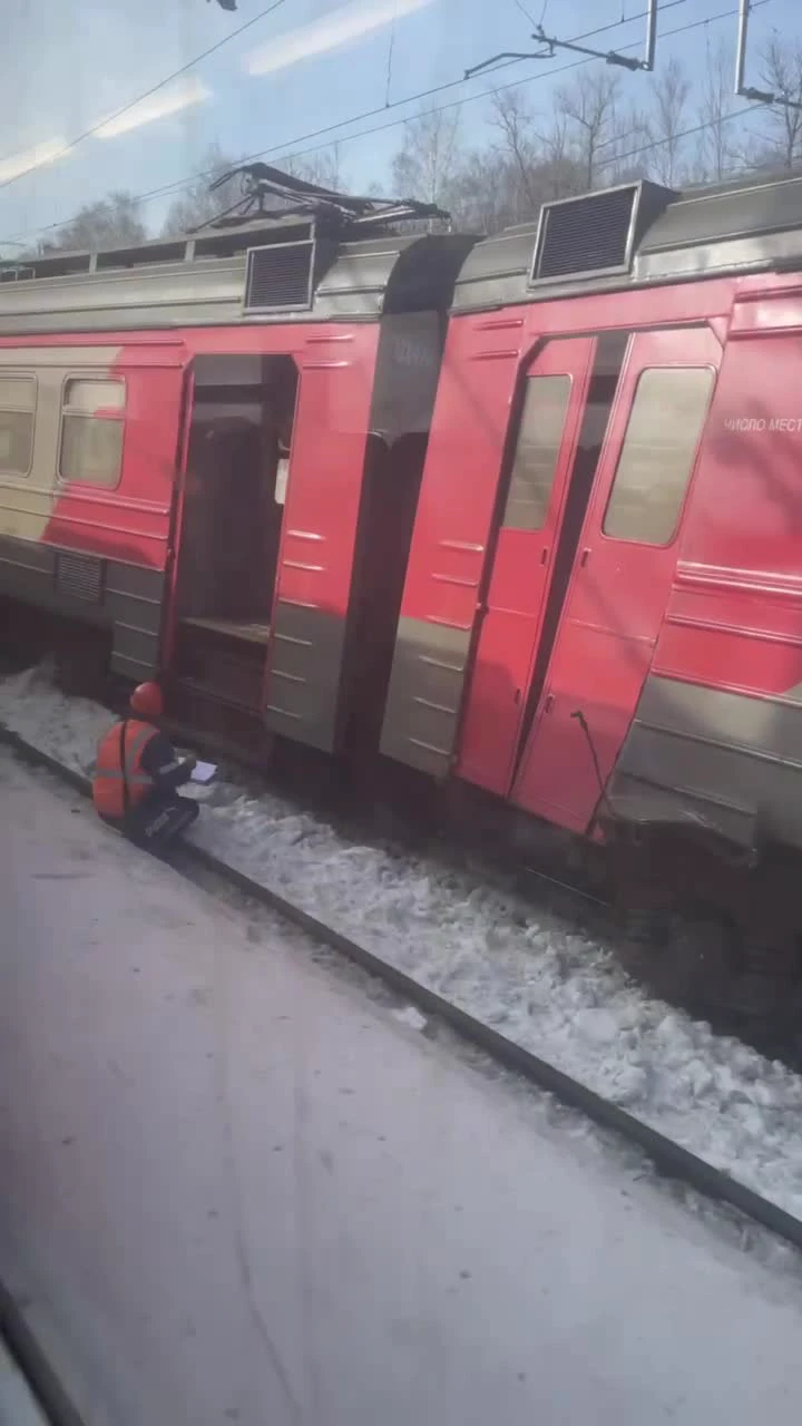 На МЦД поезд с пассажирами сошел с рельсов: фото и видео с места  происшествия, на МЦД-4 поезд сошел с рельсов, на Апрелевке электричка сошла  с рельсов, сбой в расписании МЦД - 28