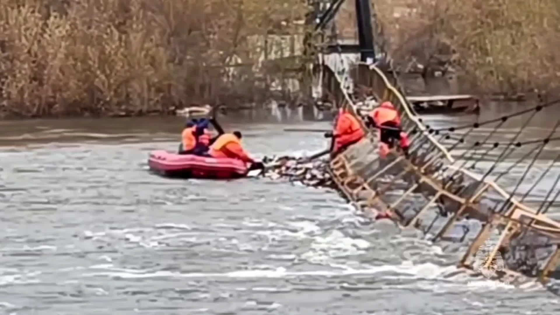 Спасатели откачивают воду из затопленных домов в Курганской области - 25  апреля 2024 - 45.ру