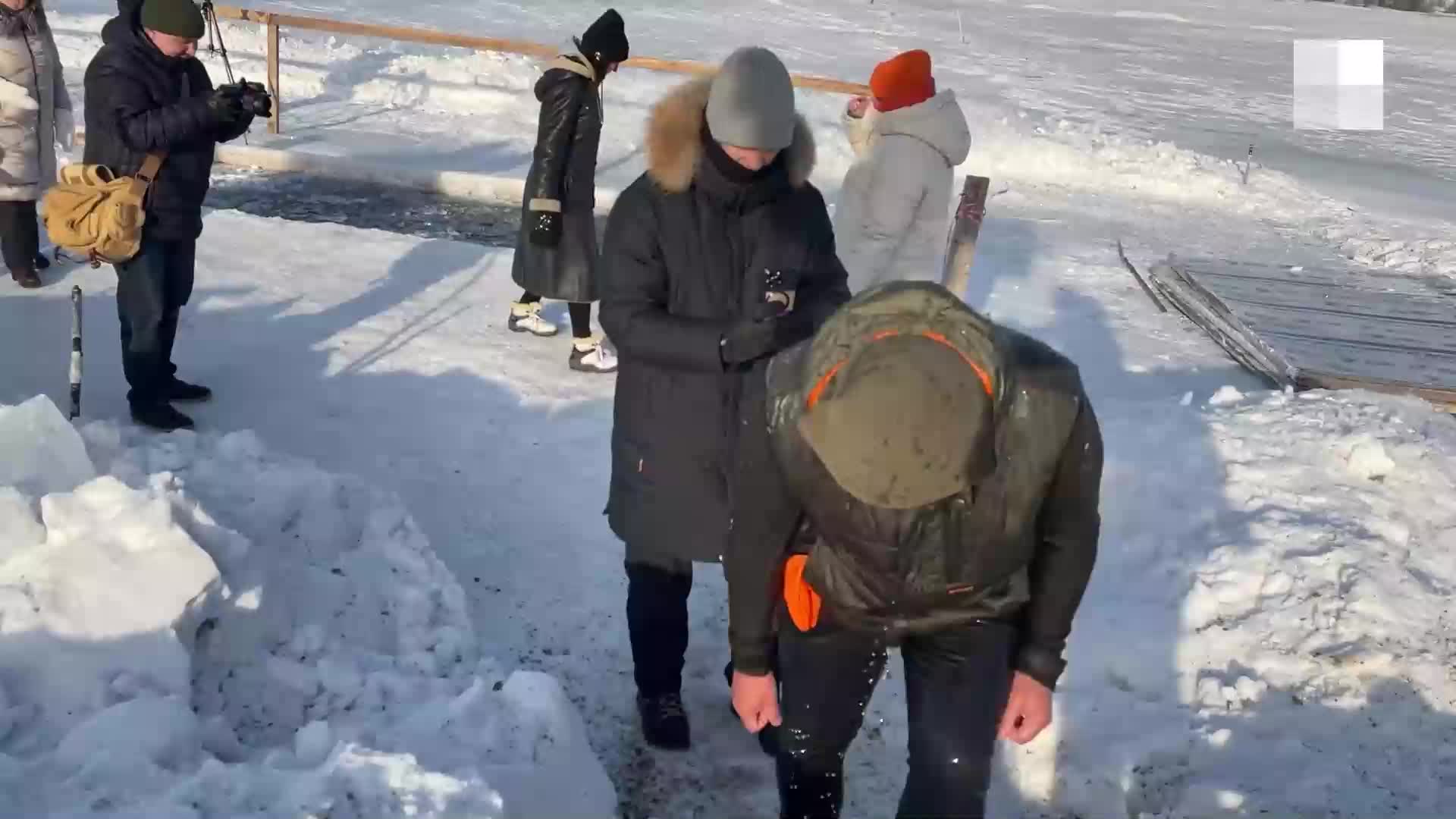 Можно ли выжить в ледяной воде — опасный эксперимент от журналистов - 5  февраля 2024 - НГС.ру