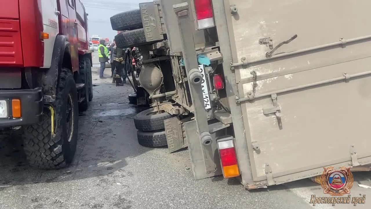 На трассе под Емельяново Красноярского края грузовик столкнулся с КАМАЗом и  легковушкой - 13 апреля 2023 - НГС24.ру