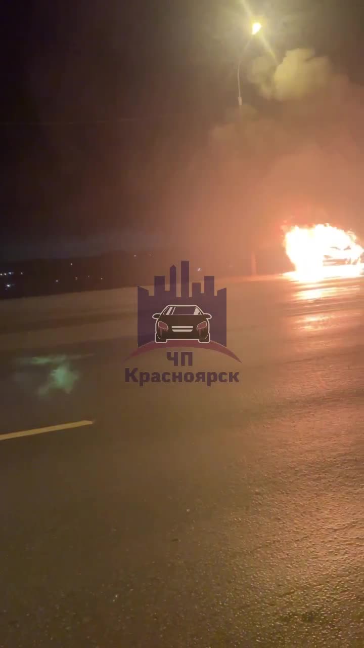 Под Красноярском пикап Dodge Ram сгорел дотла после аварии Honda Civic - 17  ноября 2023 - НГС24.ру