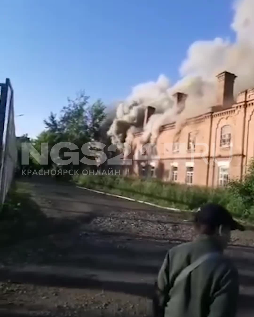 В Красноярске горит заброшенная старинная казарма на улице Малиновского,  18г - 20 июня 2024 - НГС24.ру