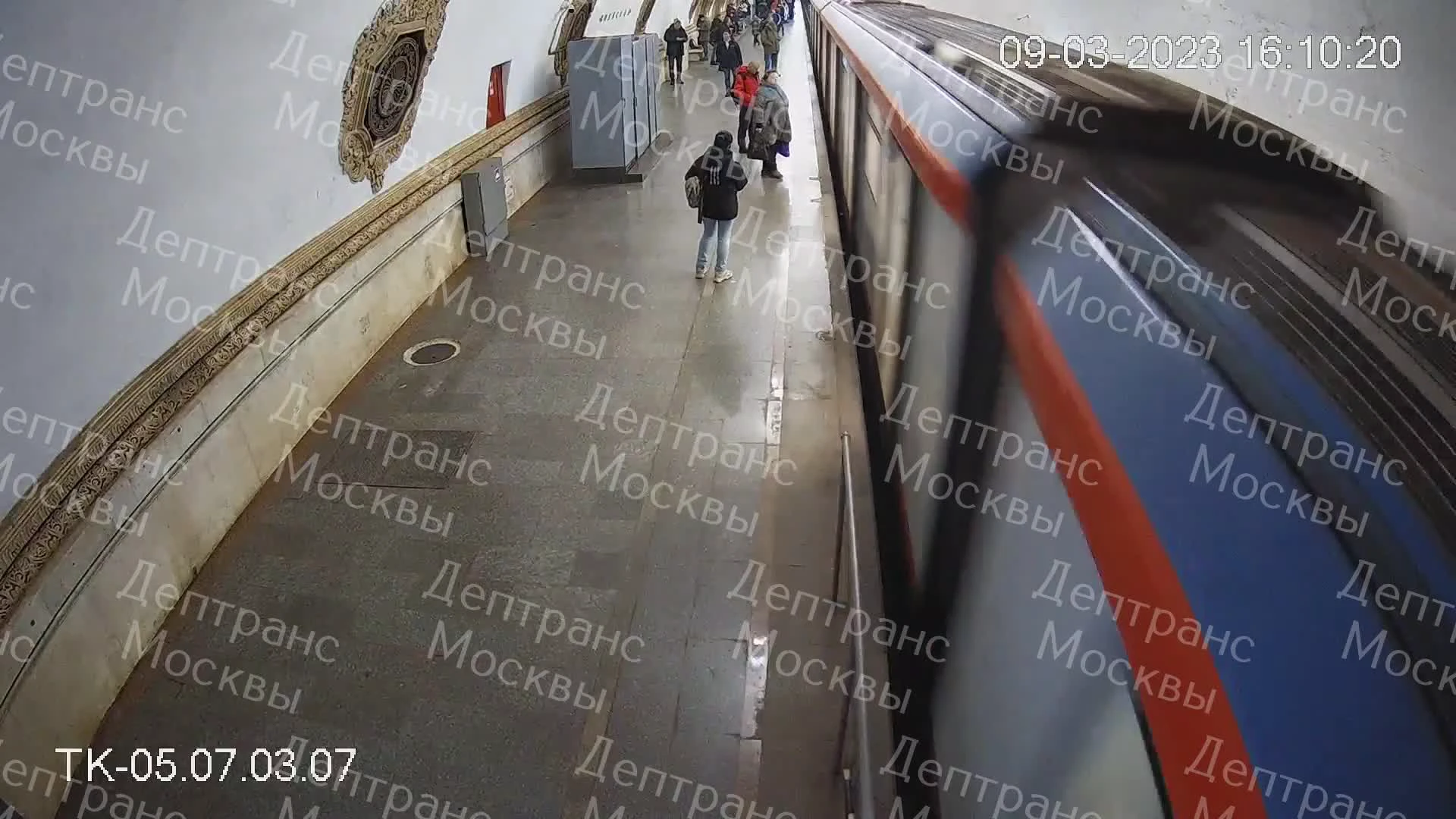 Мужчина толкнул под поезд. Станция метро. Московское метро. Рельсы метро. Метро Питер.
