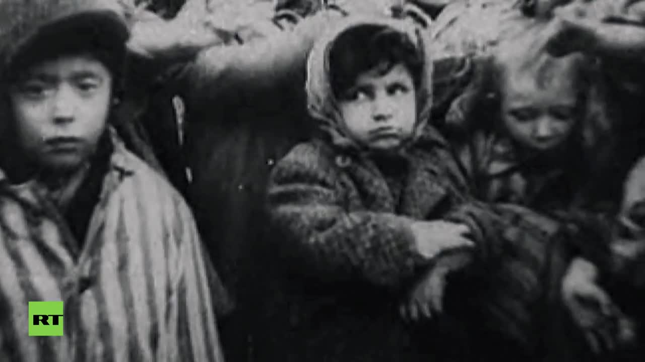Фото дня: дети Освенцима и их освободители