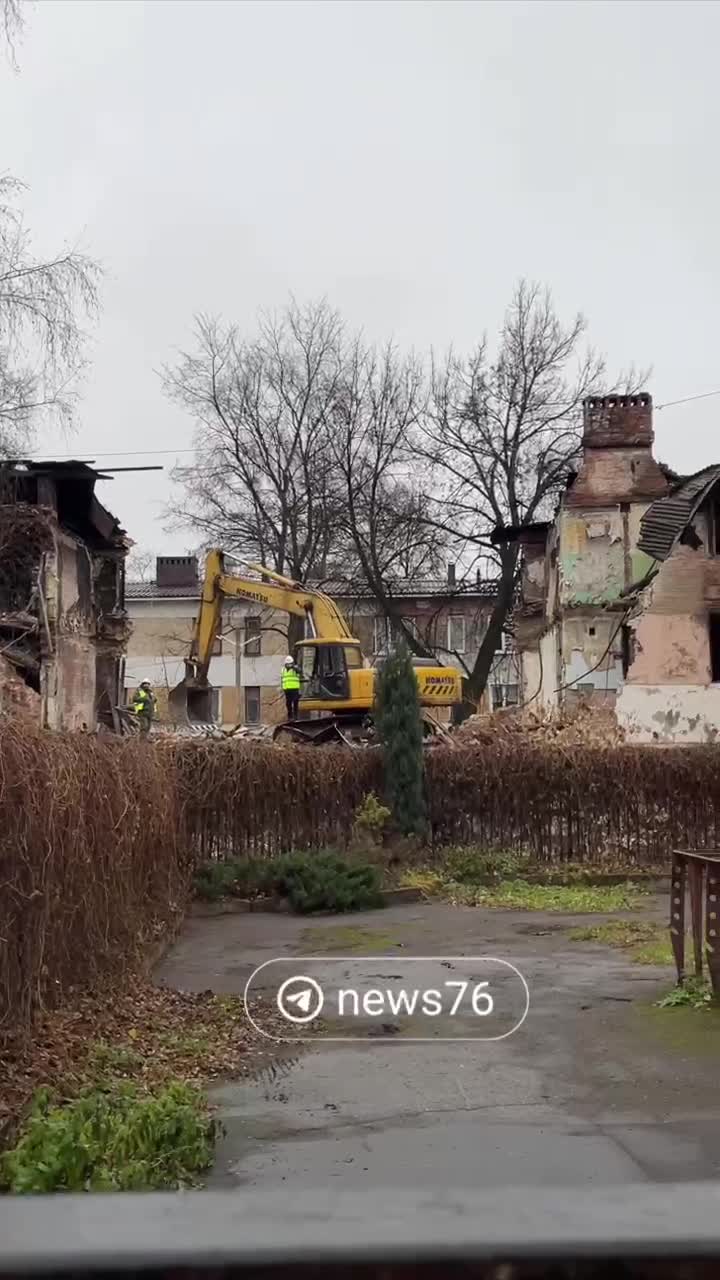 В центре Ярославля начали сносить дом: видео - 13 ноября 2024 - 76.ру