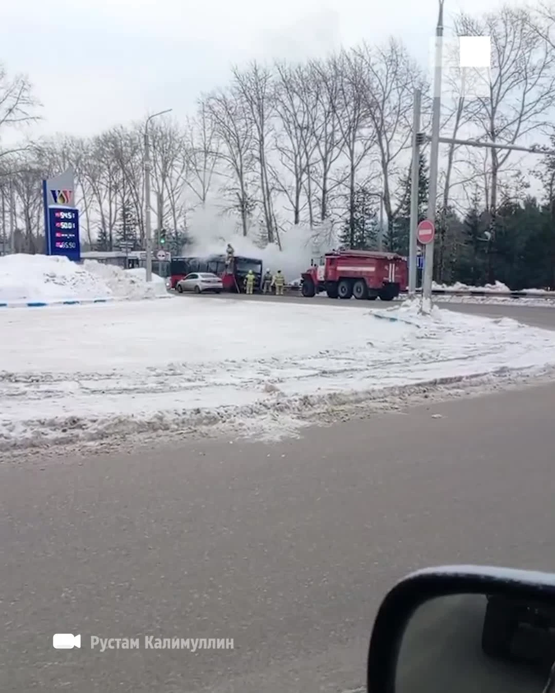 В Соликамске на перекрестке Черняховского и Молодежной сгорел автобус:  видео - 6 марта 2024 - 59.ру