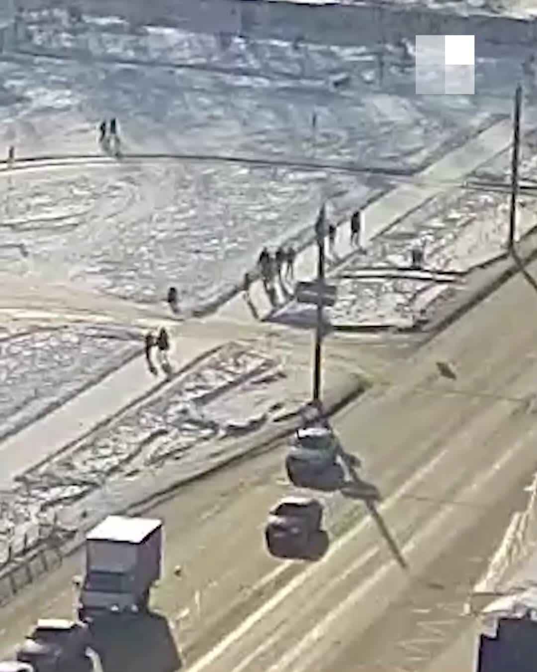 Видео уличной драки, которая переросла в побоище в образовательном центре №  5 в Челябинске - 9 февраля 2023 - 74.ру