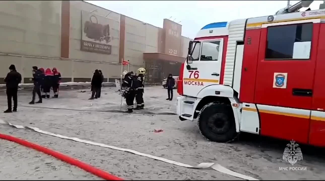 В Москве загорелся рынок «Садовод», полыхают павильоны: объясняем, откуда  густой дым на МКАДе и насколько сильный пожар, происходит эвакуация людей,  рассказываем, что горит - 1 декабря 2023 - msk1.ru