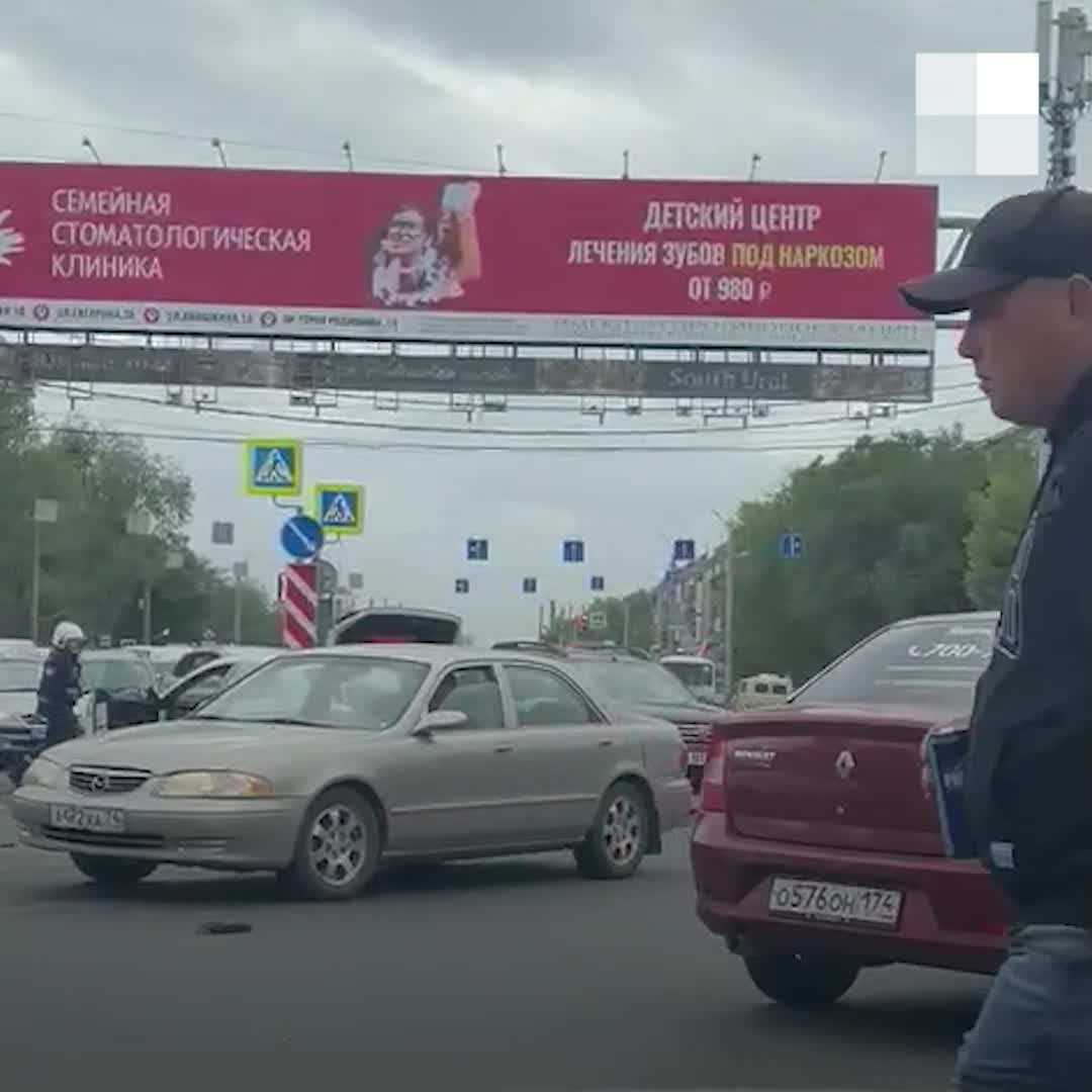 На перекрестке Дзержинского и Барбюса в Челябинске произошло серьезное ДТП  10 июня 2021 г - 10 июня 2021 - 74.ру