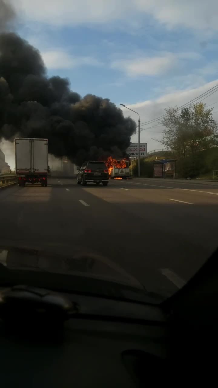 Около Октябрьского моста в Красноярске на проезжей части загорелся автобус  ПАЗ, внутри был только водитель 4 октября 2022 - 4 октября 2022 - НГС24.ру