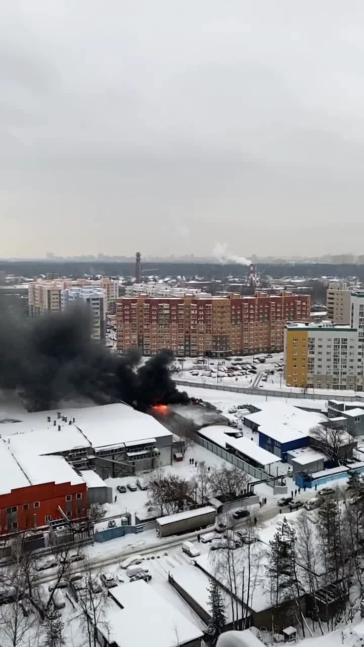 ЧП в Мытищах: склады загорелись в подмосковных Мытищах, в небо поднимаются  клубы дыма, горят склады рядом с ЖК «Мытищи парк», что случилось в Мытищах,  откуда дым в Мытищах, фото, видео - 15