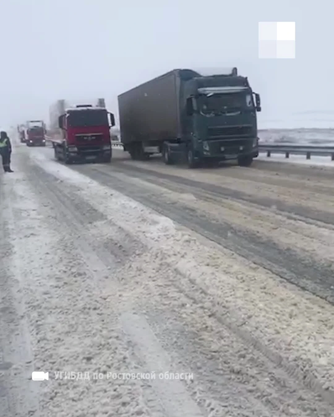 Из-за снегопада на трассе М-4 «Дон» в районе Каменска-Шахтинского  образовалась огромная пробка 26 декабря 2021 года - 26 декабря 2021 - 161.ру