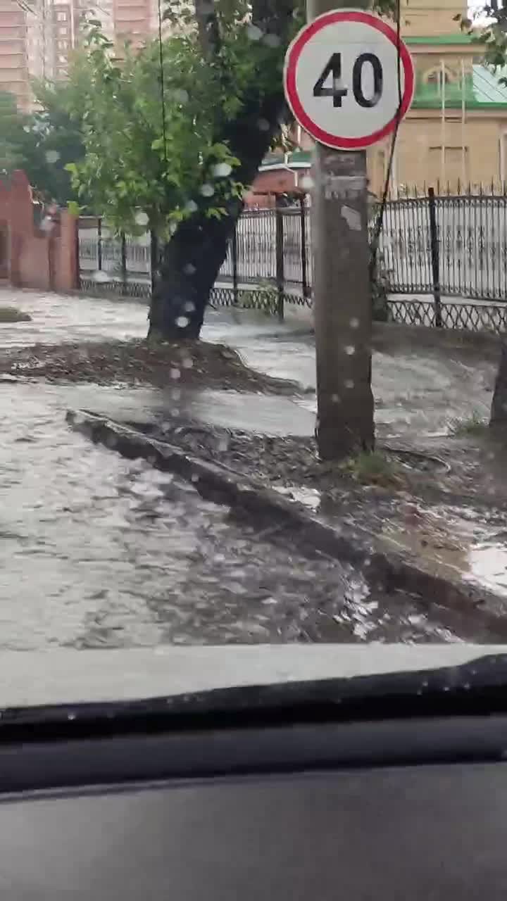 Ливень в Иркутске 14 августа: центральные улицы города затопило после  сильнейшего дождя - 14 августа 2023 - ИРСИТИ.ру