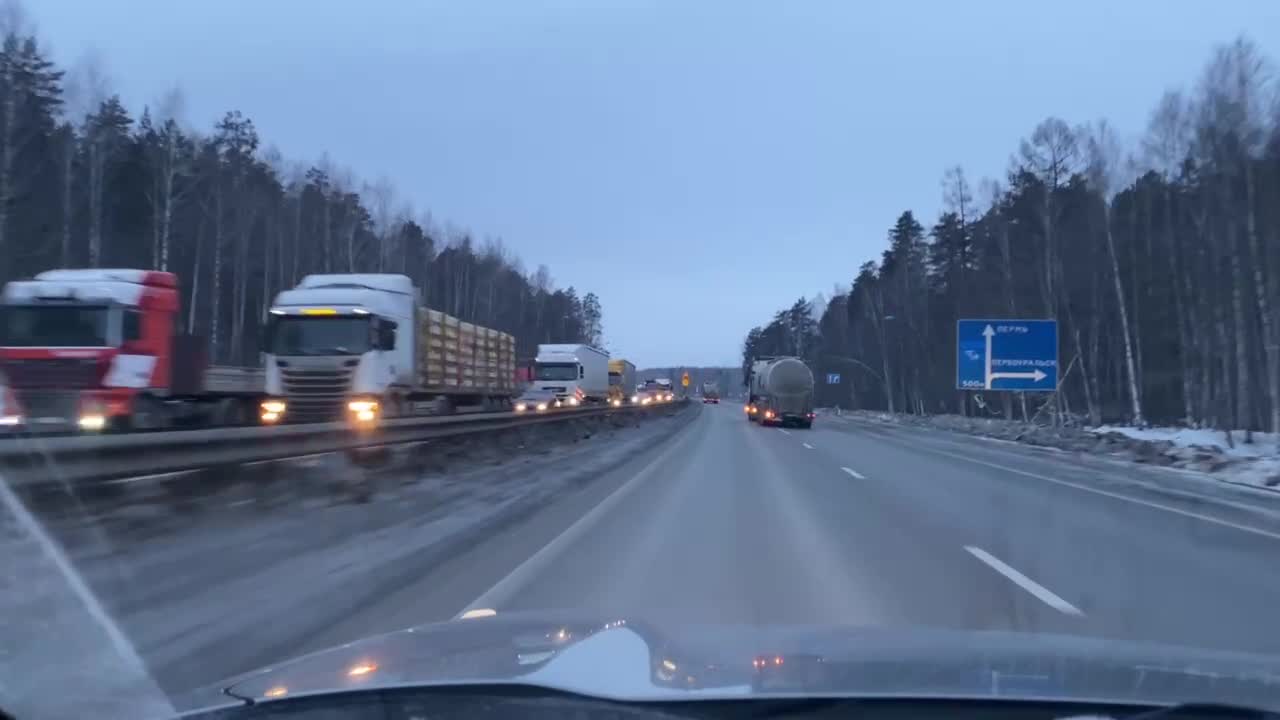 На Ново-Московском тракте машины встали в гигантскую пробку из-за ДТП с  Газелью - 23 января 2023 - Е1.ру