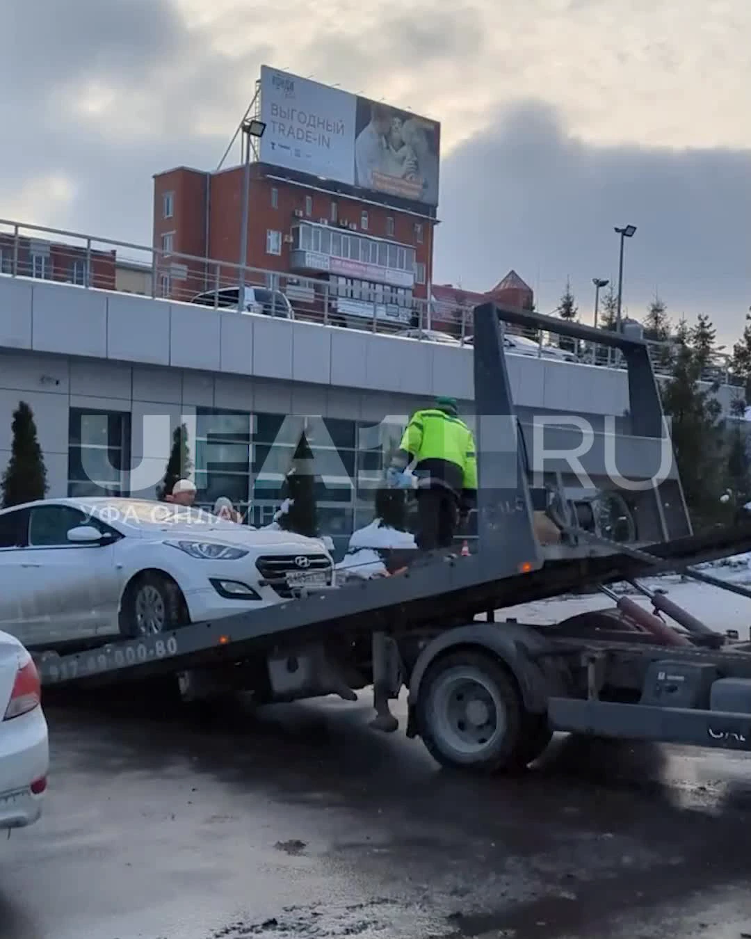 Что творилось на затопленной парковке возле проспекта Салавата в Уфе - 6  декабря 2023 - УФА1.ру