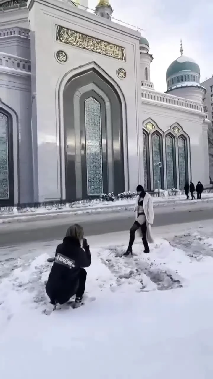 Москвичка снялась на фоне мечети, скандальная фотосессия на фоне мечети,  Московская соборная мечеть фотосессия, москвичка снялась в чулках на фоне  мечети в Москве видео, 25 мая 2022 года - 25 мая 2022 - МСК1.ру