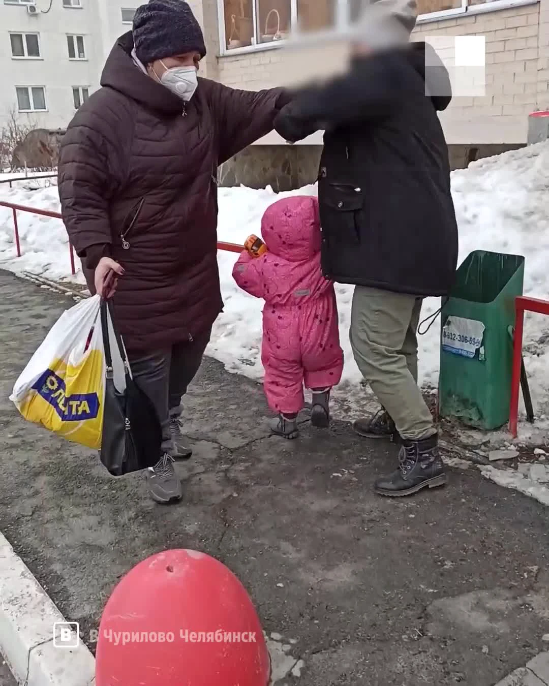 Забрали ребенка у нетрезвой матери после конфликта на улице в Челябинске, 1  марта 2022 г - 1 марта 2022 - 74.ру