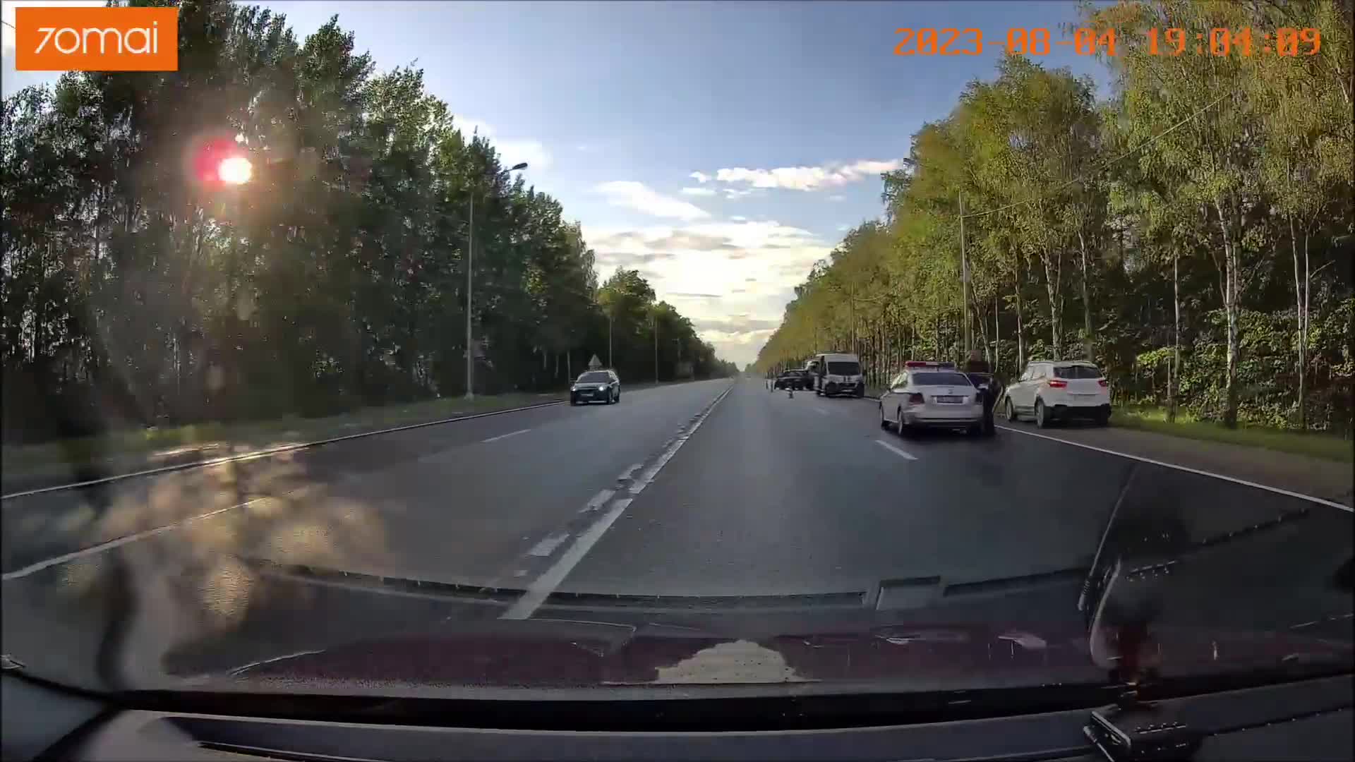 Велосипедист погиб на М-10, врезавшись в легковушку и застряв в лобовом  стекле — Мегаполис