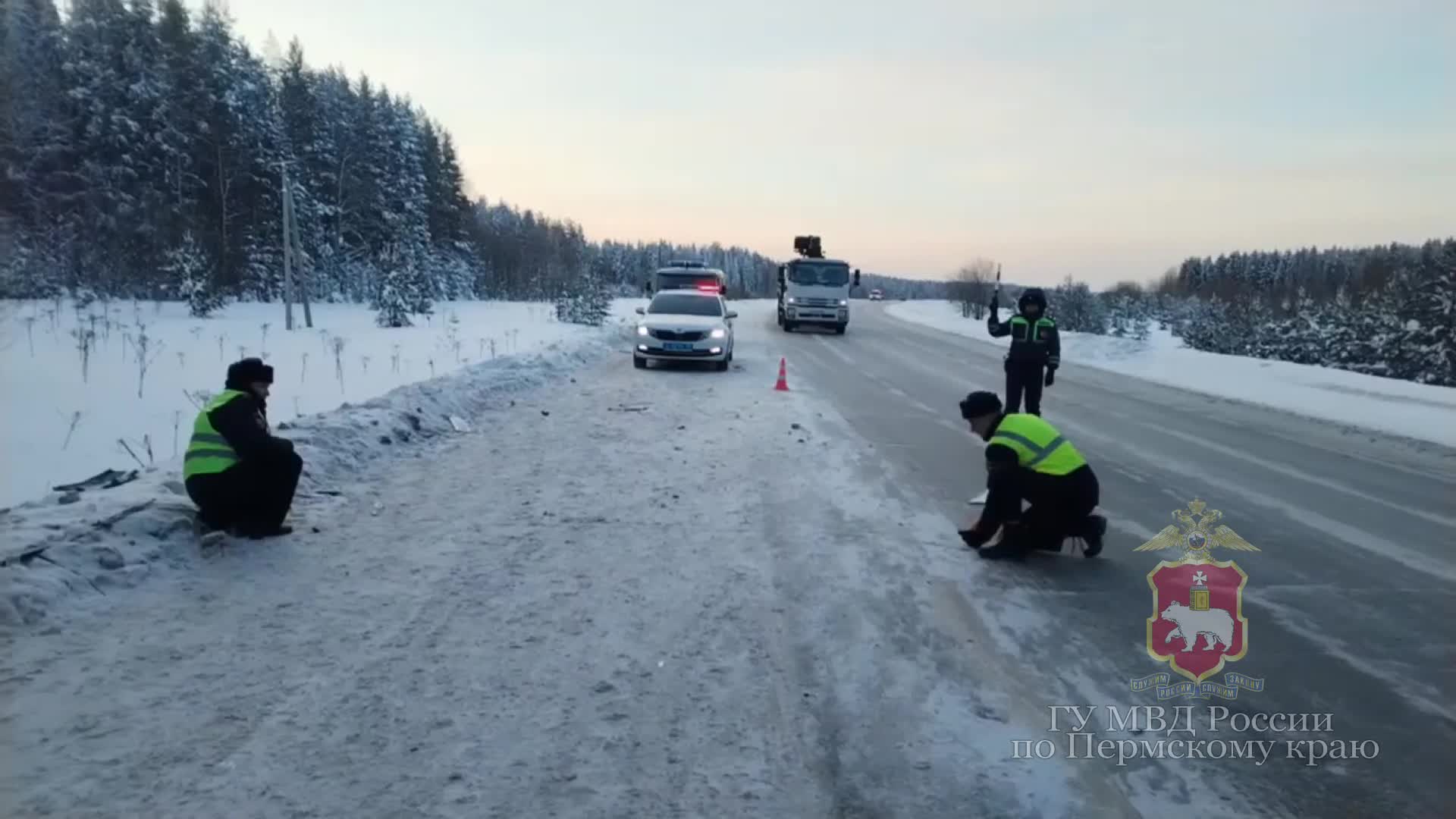 ДТП на трассе Пермь — Березники, где легковушка влетела в автобус  перевозивших рабочих, три человека погибли из-за того, что водитель  «Рено-Логан» не справился с управлением - 16 января 2024 - 59.ру