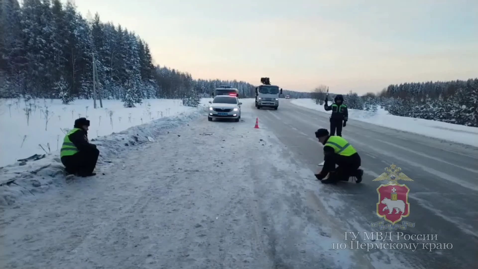 ДТП на трассе Пермь — Березники, где легковушка влетела в автобус  перевозивших рабочих, три человека погибли из-за того, что водитель «Рено-Логан»  не справился с управлением - 16 января 2024 - 59.ру