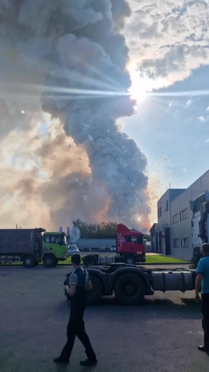 Фотограф показал, как тушат склад пиротехники в Кемерове - 26 августа 2023  - НГС42.ру