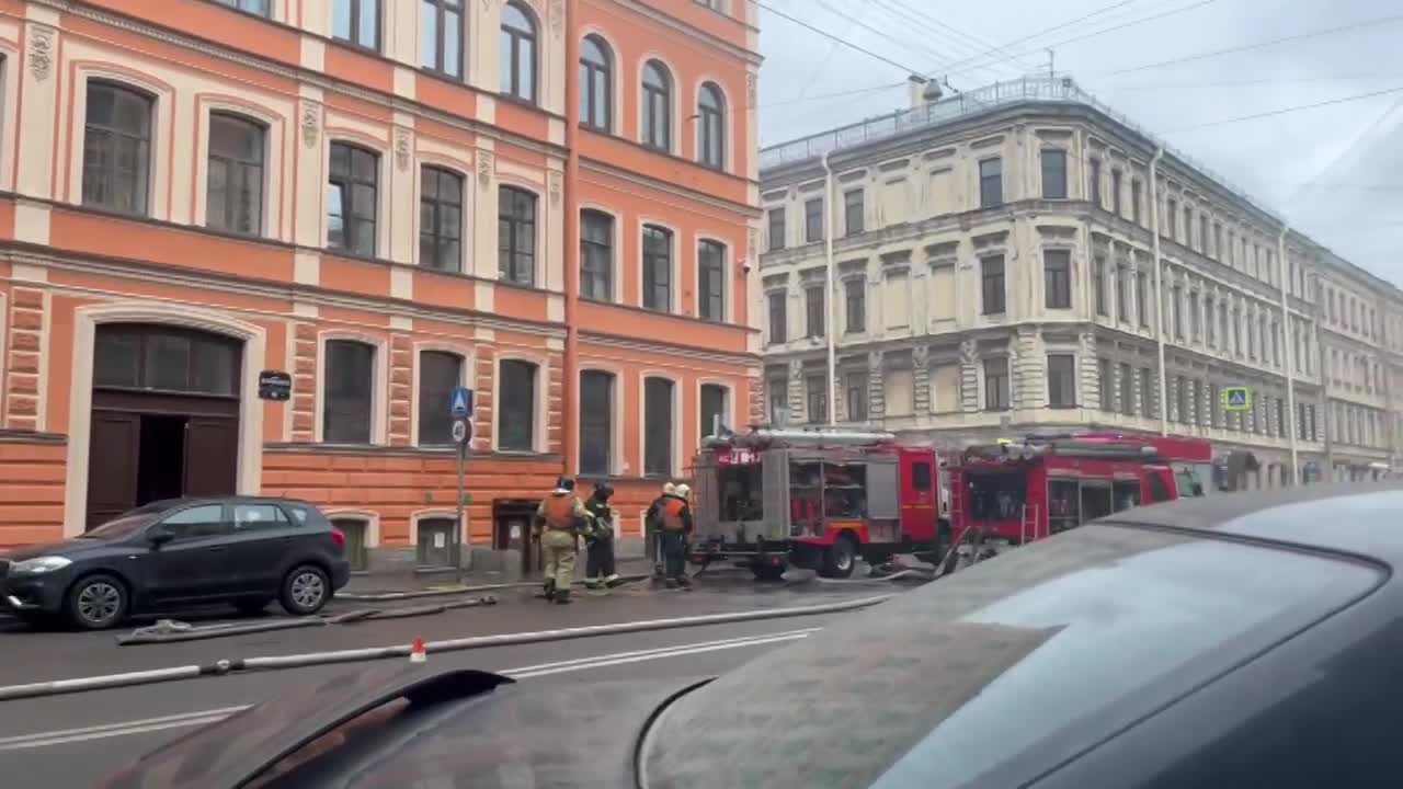 Рядом с трупом, который вытащили из люка в Полежаевском парке, нашли  одеяло, перчатки, зажигалку и палку — Мегаполис