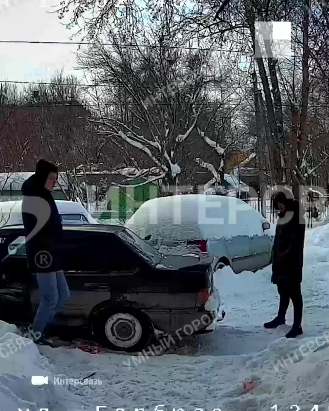 В Челябинске трое неизвестных затолкали силой мужчину в машину и увезли.  Видео