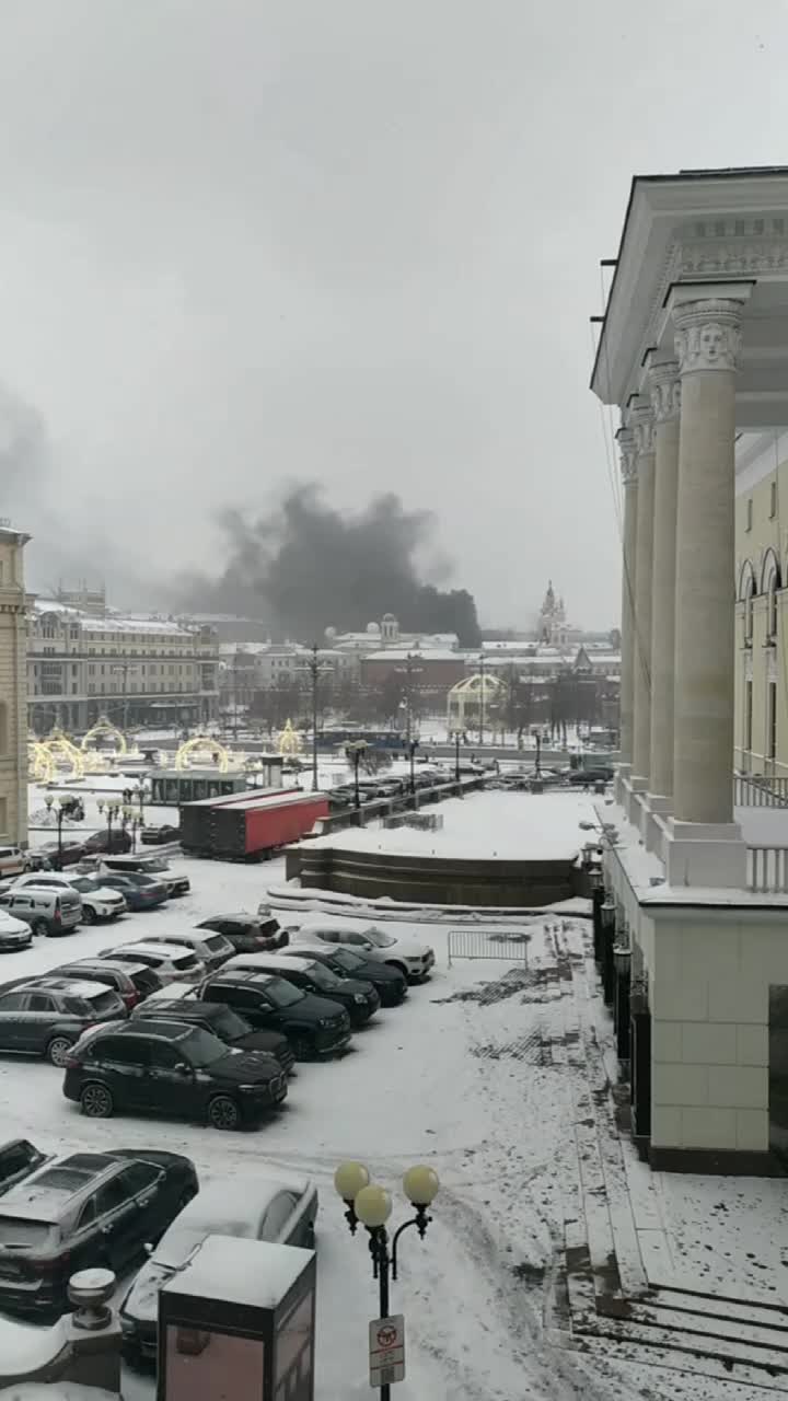 Видео - Происшествия - В Москве возле Кремля загорелось нежилое здание:  видео